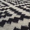 Marokkói mintás kézzel szőtt szőnyeg - fehér és fekete 80x150 cm