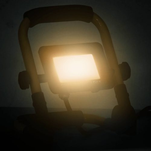  meleg fehér fényű fogantyúval ellátott LED-es reflektor 20 W