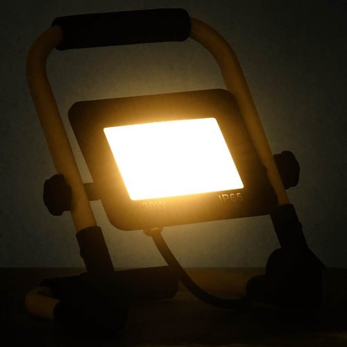  meleg fehér fényű fogantyúval ellátott LED-es reflektor 30 W