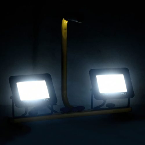  hideg fehér fényű fogantyúval ellátott LED-es reflektor 2x30 W