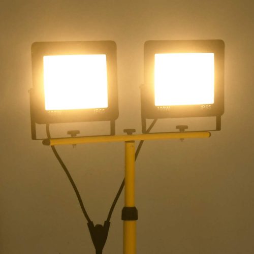  meleg fehér fényű háromlábú LED-es reflektor 2 x 100 W