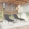  2 db szürke polyrattan napozóágy asztallal