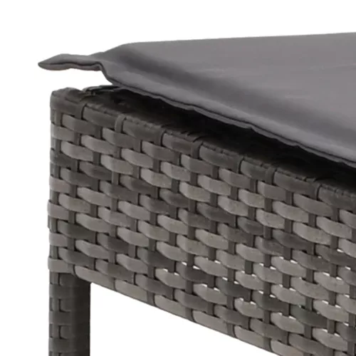  2 db szürke polyrattan napozóágy asztallal és párnával