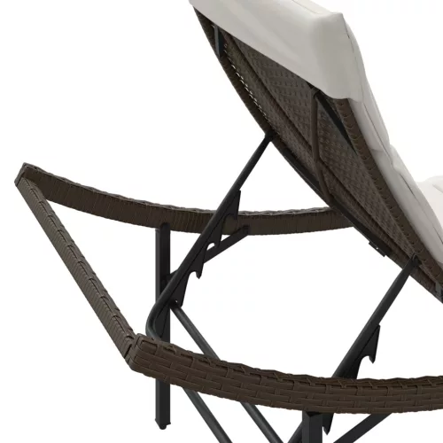  2 db barna polyrattan napozóágy asztallal