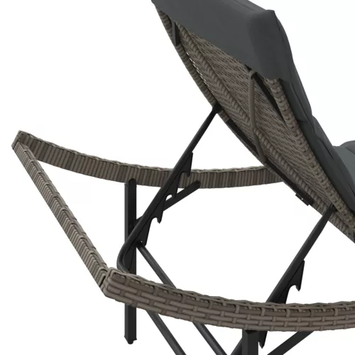  2 db szürke polyrattan napozóágy asztallal