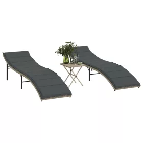 2 db világosszürke polyrattan napozóágy asztallal