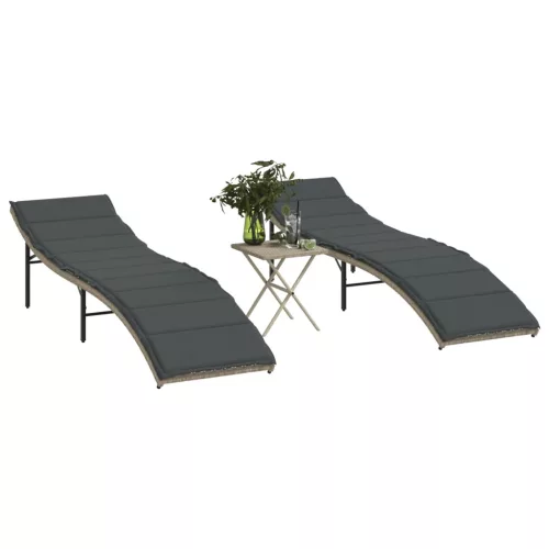  2 db világosszürke polyrattan napozóágy asztallal