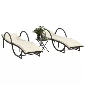  2 db barna polyrattan napozóágy asztallal