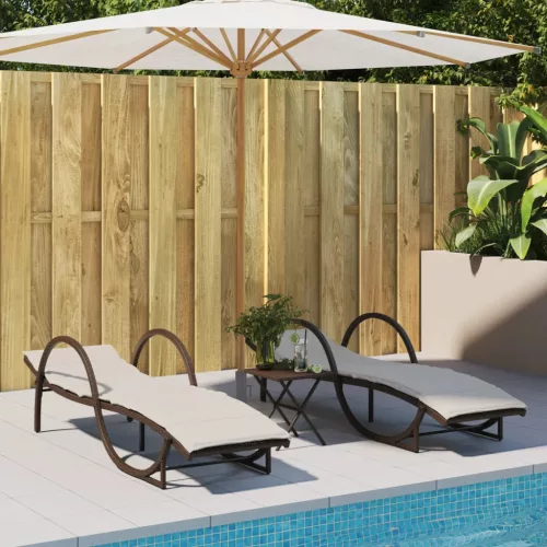  2 db barna polyrattan napozóágy asztallal