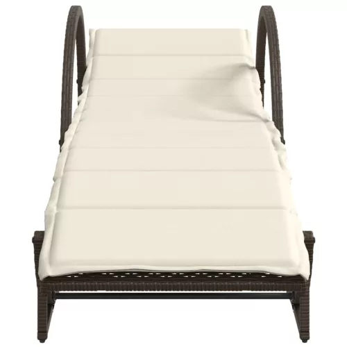  2 db barna polyrattan napozóágy asztallal