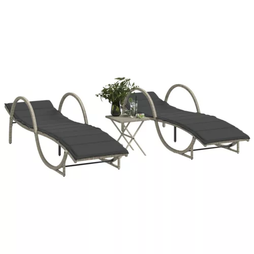  2 db világosszürke polyrattan napozóágy asztallal