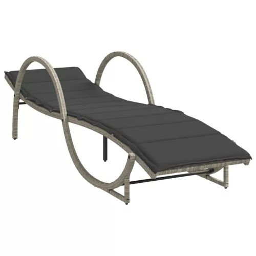  2 db világosszürke polyrattan napozóágy asztallal