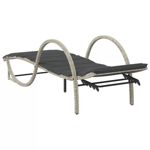  2 db világosszürke polyrattan napozóágy asztallal