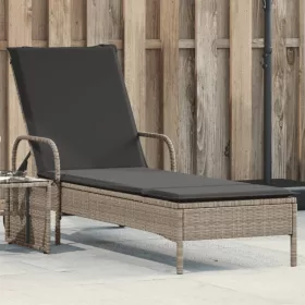    világosszürke polyrattan napozóágy kerekekkel és párnával