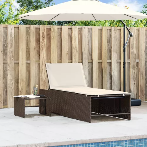 2 db barna polyrattan napozóágy asztallal