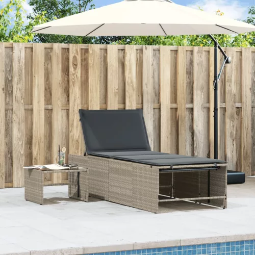  2 db világosszürke polyrattan napozóágy asztallal