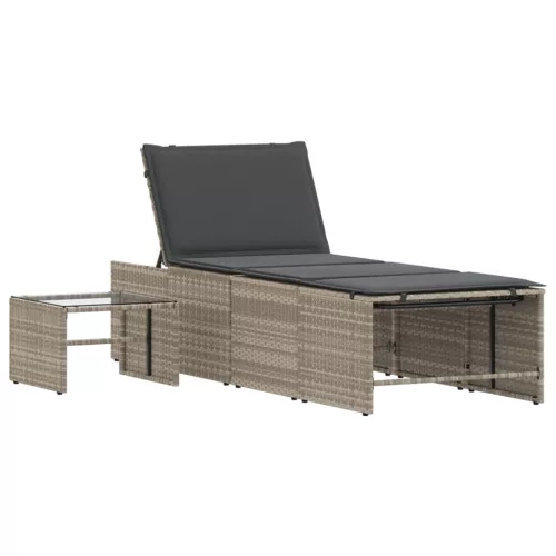  2 db világosszürke polyrattan napozóágy asztallal