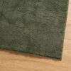  HUARTE erdőzöld rövid szálú puha és mosható szőnyeg 80 x 200 cm
