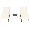  2 db barna polyrattan napozóágy asztallal