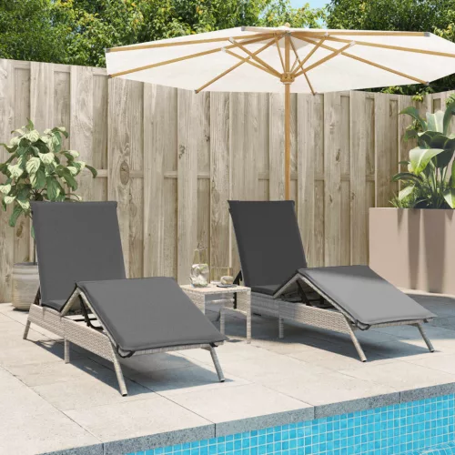  2 db világosszürke polyrattan napozóágy asztallal