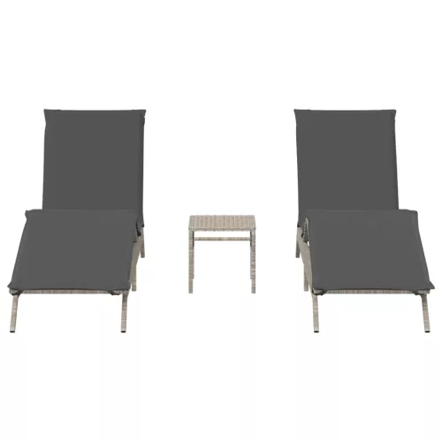  2 db világosszürke polyrattan napozóágy asztallal