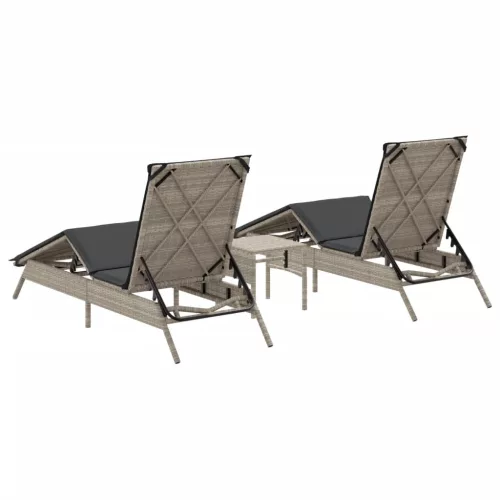  2 db világosszürke polyrattan napozóágy asztallal
