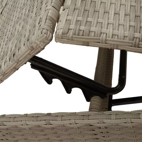  2 db világosszürke polyrattan napozóágy asztallal
