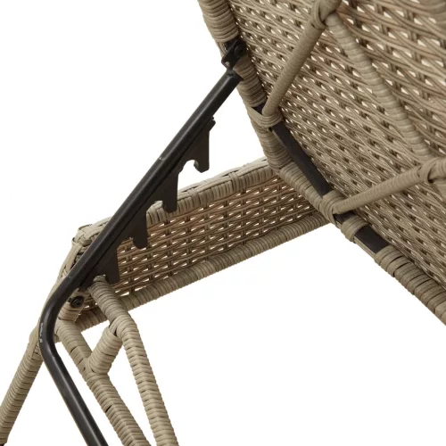  2 db világosszürke polyrattan napozóágy asztallal