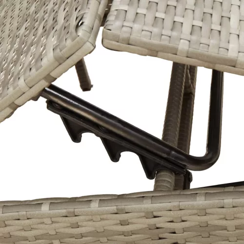  2 db szürke polyrattan napozóágy asztallal