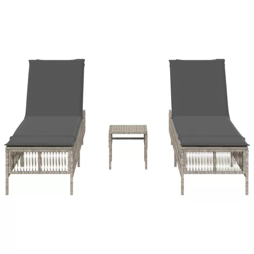  2 db világosszürke polyrattan napozóágy asztallal