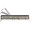  2 db világosszürke polyrattan napozóágy asztallal
