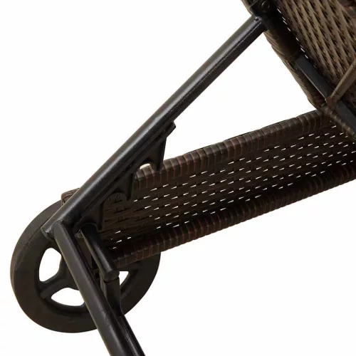  barna polyrattan napozóágy párnával és kerekekkel