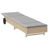  bézs polyrattan napozóágy párnával és kerekekkel