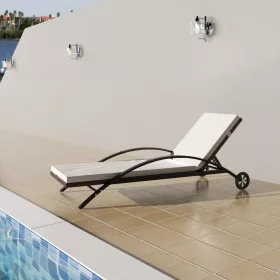  barna polyrattan napozóágy párnával és kerekekkel