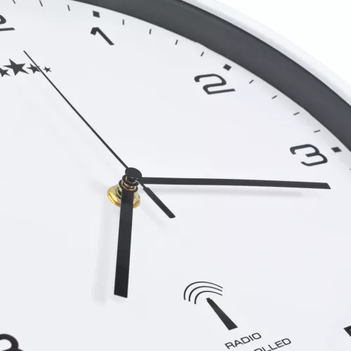  fehér színű rádióvezérelt falióra kvarcszerkezettel 31 cm